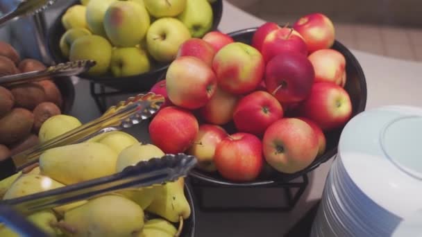 4k, panoramic view of the buffet table with fresh fruits — Video