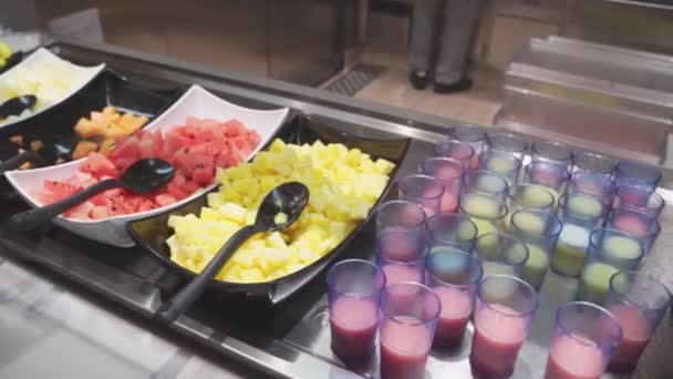 4k, panoramic view of the buffet table with fresh fruits — Wideo stockowe