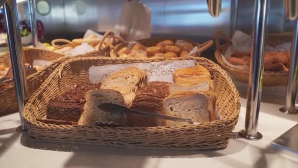 Panoramic view of the buffet table with bread — Video