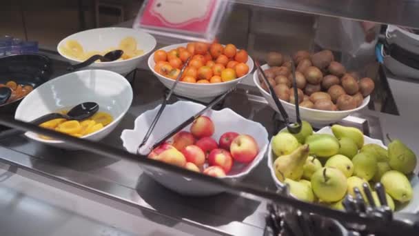 4k, panoramic view of the buffet table with fresh fruits — Vídeo de Stock