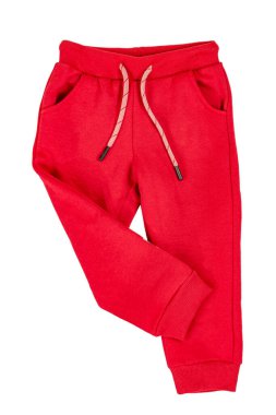 Kırmızılı çocuklar için spor pantolonları, erkekler için pantolonlar, çocuklar için giysiler, beyaz arka planda izole edilmiş.
