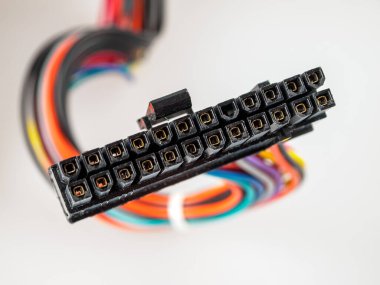 Ana güç kaynağından bilgisayar ana kartına elektrik kablosunun 24 pin konnektörü, ATX standardı, 20 + 4, seçici odaklanma