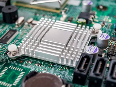 Bir masaüstü bilgisayarının, sunucusunun, basılı devre kartının, elektronik kartın, soğutma kartının üzerindeki metal alüminyum radyatör.