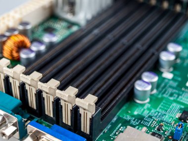 DIMM modüllerini bağlamak için panodaki konnektörler, DRAM bellek modüllerinin form faktörü, yakın plan