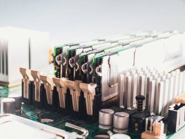 RAM modüllerini, RAM yuvalarını, yakın plan bağlantıları