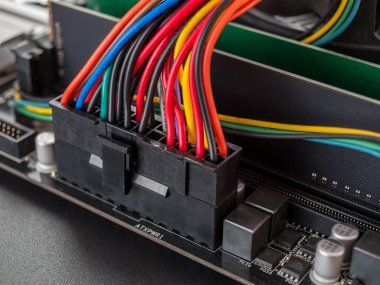 Ana karta bağlı bir kabloyla 24-pin konnektörü, yakın plan, güç kaynağını, bilgisayar güç kaynağını bağlıyor