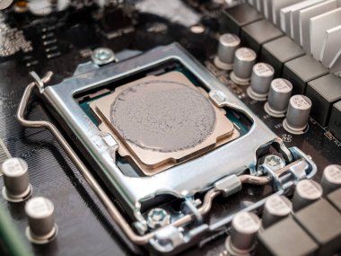 Isı iletim macununu ısı dağıtıcısına, bilgisayar işlemcisinin kapağına, işlemci çipinin termal yapıştırıcısına ve soğutmasına, aşırı ısınmaya, sürtünmeye,