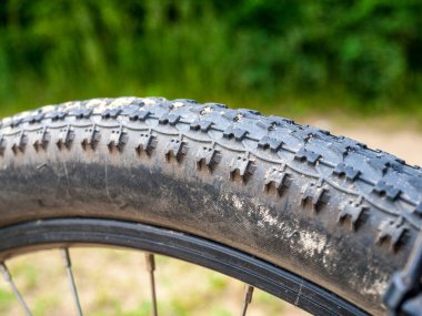 Kumda ve off-road, mtb, lastik, bisiklet tekerleği, yakın çekim için büyük bir projektörü olan bisiklet lastiği.