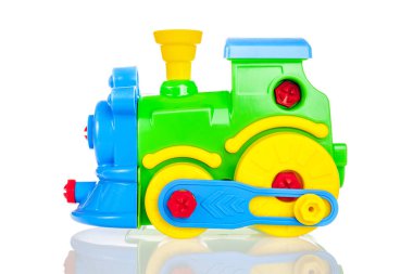 Cıvatalı montaj için parlak renkli oyuncak tren yapımcısı, beyaz arka planda izole edilmiş, yakın plan