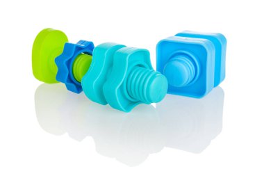 Cıvata ve fındık şeklinde farklı renk ve şekillerde, beyaz arka planda izole edilmiş vidalanması ve vidalanması gereken çocuk oyuncakları.