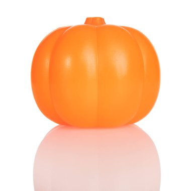 Plastikten yapılmış balkabağı sebzesi, yapay, çocuk oyuncağı, beyaz arka planda izole edilmiş.