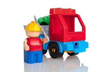 Çocukların inşaat işçisi, işçi ve kamyonu. Vücut, inşaat alanı, beyaz bir arka planda izole edilmiş, çocuklarda yetenek geliştirme.