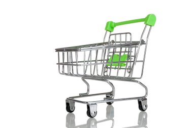 Süpermarket alışveriş arabası, minyatür model, beyaz arka planda izole edilmiş.