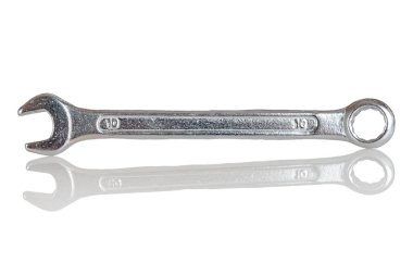 Çift taraflı metal krom ve vanadyum anahtarlı, beyaz arka planda izole edilmiş bir anahtar, yakın plan.