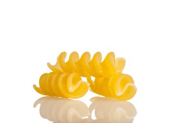 Buğdaydan yapılmış sarmal şekilli makarna, yakın plan, beyaz arkaplanda izole edilmiş.