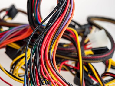 Elektrik kabloları, kablolar, binadaki elektrik kabloları, elektrikli aletler, yakın çekim.