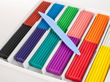 Modelleme balmumu için plastik kil, çok renkli çocuk plastiği, yakın plan.