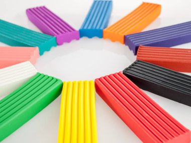 Modellik için plastik küpler, çocuklar için oyunlar, çok renkli, yakın plan, balmumu plastik kil