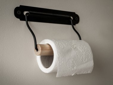 Tuvalet kağıdı tuvalete yuvarlanıyor, yakın plan, gıda zehirlenmesi ve kirli el hastalıkları kavramı.
