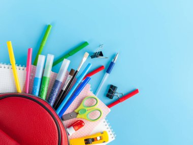 Çantanın yanında kırtasiye malzemeleri, öğrenciler için okul gereçleri çocuklar ve öğrenciler için, yakında okula, okula, okula ve öğrenci temasına geri döneceğim.