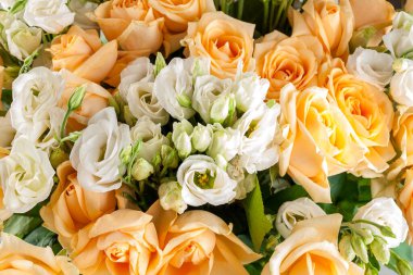 Güzel parlak narin çiçek tomurcukları ve güller, bir buket çiçek, çiçekçilik, romantizm