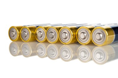 Alkalin güç hücresi, alkali pil, alkali elektrolit içeren manganez-çinko kaplama pili, beyaz arka planda izole edilmiş, pil geri dönüşümü, çevre kirliliği