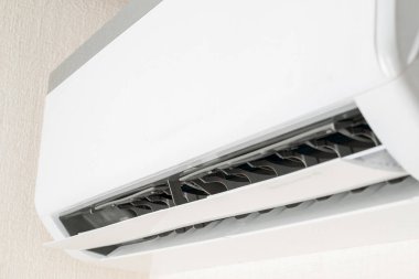 Kapalı mekandaki havalandırma sistemi bölündü. Mikro iklim, sıcak yaz anormal sıcaklıkları ve seçici odaklanma sağlandı.