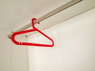 Dolapta boş bir elbise askısı, seçilmiş kıyafetler, boş bir gardırop.