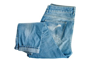 Denim pantolonları ikiye katlandı, modern trendler, moda, günlük tarz, beyaz arka planda izole edilmiş, yakın plan