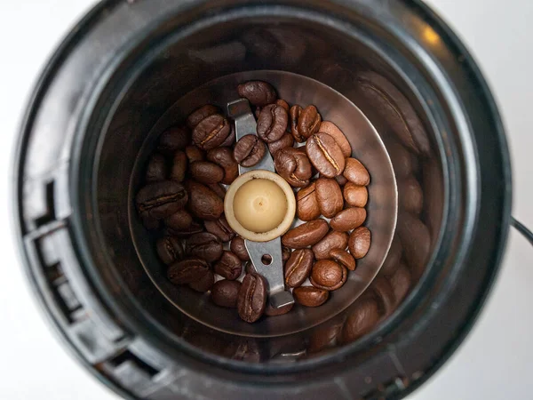 Elektrische Kaffeemühle Mit Ganzen Gerösteten Kaffeebohnen Gefüllt Nahaufnahme Arabica Robusta — Stockfoto