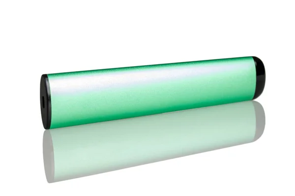 电子香烟 电子香烟 产生高度分散的蒸气气溶胶的电子设备 用于吸入 尼古丁运载工具 无尼古丁吸入有味蒸气 一次性 免维护 — 图库照片