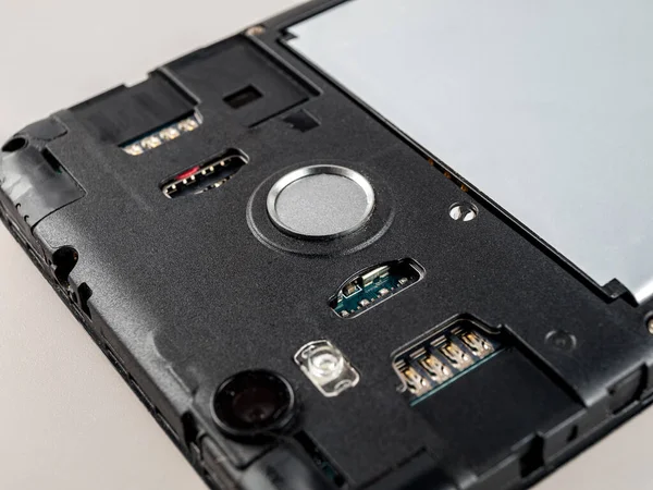 Akıllı telefondaki parmak izi sensörü, bir parmak yazım hatası, kullanıcı kimliği, kişisel bilgilerin hacklenmesi ve hırsızlıktan korunması.