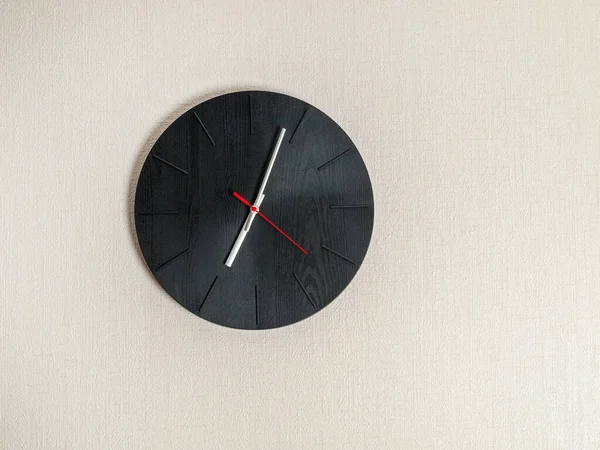 Dark Wall Clock Minimalist Design Free Space Interior — Stock Photo, Image