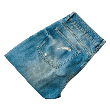 Kum pantolonu, şort, katlanmış, kot pantolon, günlük kıyafet, aksesuarlar, beyaz bir arka planda izole edilmiş, yakın plan.