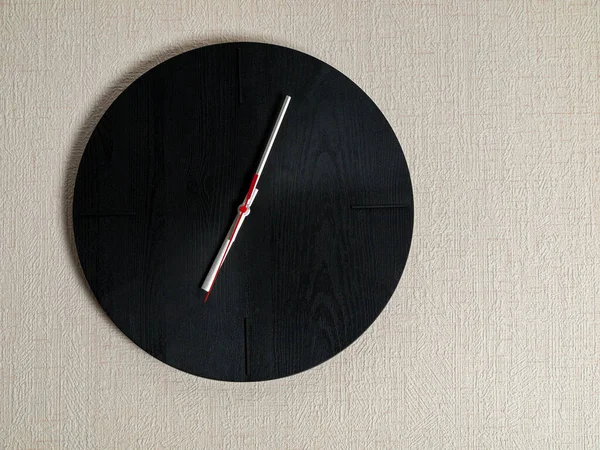 Reloj Pared Con Diseño Minimalista Madera Oscura Espacio Libre Aislado — Foto de Stock