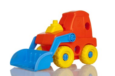 Beyaz arka planda izole edilmiş kaldırma kovası olan çocuk oyuncağı traktör buldozer.