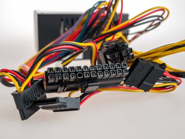 Ana kartın PC 'si için 24-pin güç konnektörü, ATX standardına göre, güç üniteden sistem panosuna sağlanıyor.