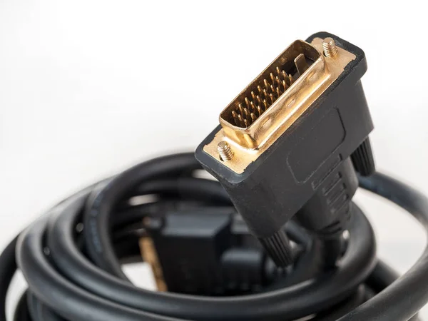 Monitör, TV, projektör, ekran, DVI bağlantısı için dijital video kablosu, bir video kartına bağlanıyor, yakın plan