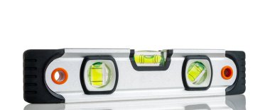 Seviye, şelale, dikdörtgen şekilli ölçü aleti. Metalden yapılmış, içine şeffaf mataralar yerleştirilmiş, gözleri sıvıyla dolu.