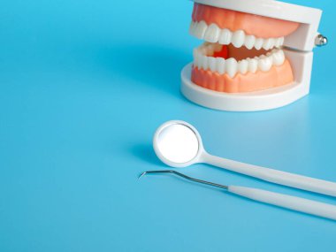 Diş muayenesi, sonda, ayna, diş bakterilerinin önlenmesi, periodontal hastalıklar, seçici odaklanma için diş aletleri