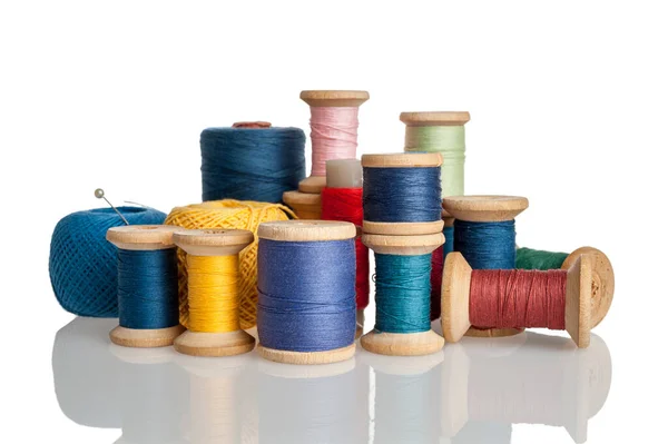 糸のスプール 異なる色とサイズの糸を持つボビン 綿と縫製のための合成糸は 白い背景に絶縁 — ストック写真
