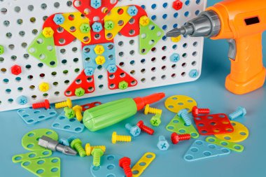 Yaratıcılık için çocuk oyunu seti, çocukların inşaat seti, civata ve fındık, montaj kiti, elektrikli tornavida, yakın çekim