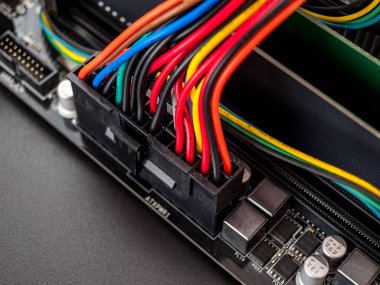 Bilgisayarın ana kartına güç aktarımı, güç kaynağı, 24 + 8, masaüstü bilgisayar işlemcisine güç kaynağı, yakın çekim, seçici odaklama