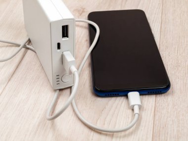 akıllı telefonunuzu portatif pille şarj etmek, güç bankası, hareket halindeki cihazları şarj etmek...