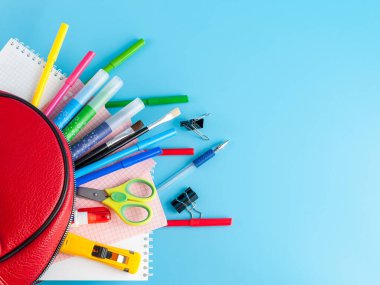Öğrenciler, okul, üniversite, üniversite, çocuklar için eğitim, yeni öğretim yılı için sırt çantasıyla eşyalar ve eğitim malları yazmak