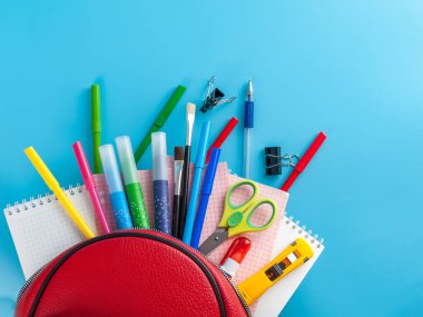 Okul çantası, kırtasiye çantası, kalemler, kalemler, kalemler, not defterleri, okula, üniversiteye, üniversiteye koleksiyon