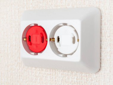 Küçük çocukların dikkatsizliğinden dolayı elektrik prizlerinin korunması, güvenli bir daire.