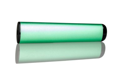 Tek kullanımlık elektronik buharlaştırıcı, elektronik sigara, tütün ürünlerinin değiştirilmesi, nikotin bağımlılığından kurtulmak, beyaz arka planda izole edilmiş...