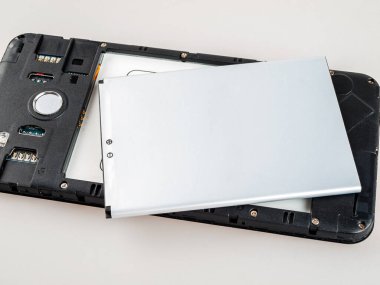 Akıllı telefondaki çıkarılabilir pil, pil ömrü azalan lityum iyonlu pilin değiştirilmesi, pillerin eko-dost geri dönüşümü.