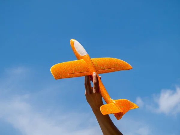 Яскравий Красивий Іграшковий Планер Літака Руках Летить Тлі Блакитного Чистого — стокове фото